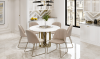 Zdjęcie przedstawiające krzesła Sven welurowe beżowe ustawione przy okrągłym stole w eleganckiej jadalni