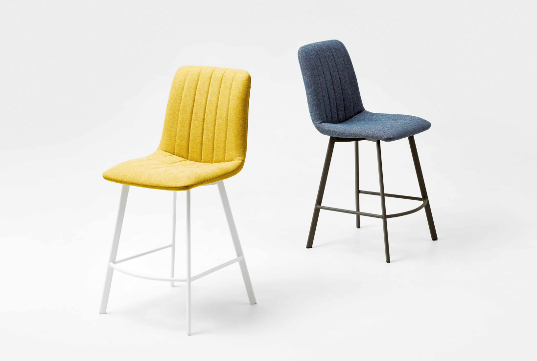 Zdjęcie Prezentujące Hokery Marcelo PB – eleganckie krzesła barowe, idealne do kuchni z wyspą, jadalni czy nowoczesnego salonu