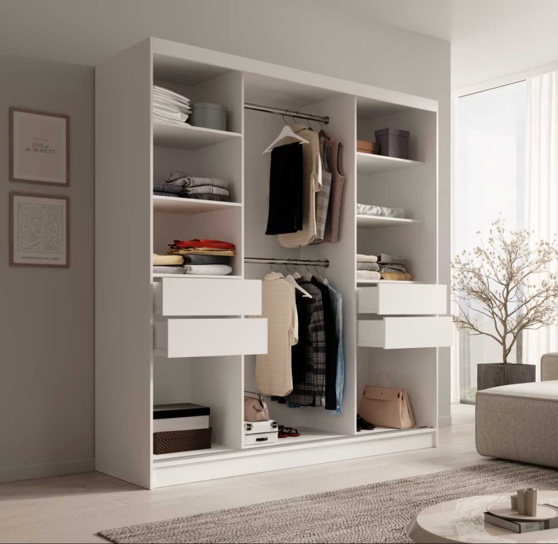 Wnętrze nowoczesnej białej szafy z elementami czarnego przesuwnej Keri 200 cm z półkami i drążkiem w sypialni