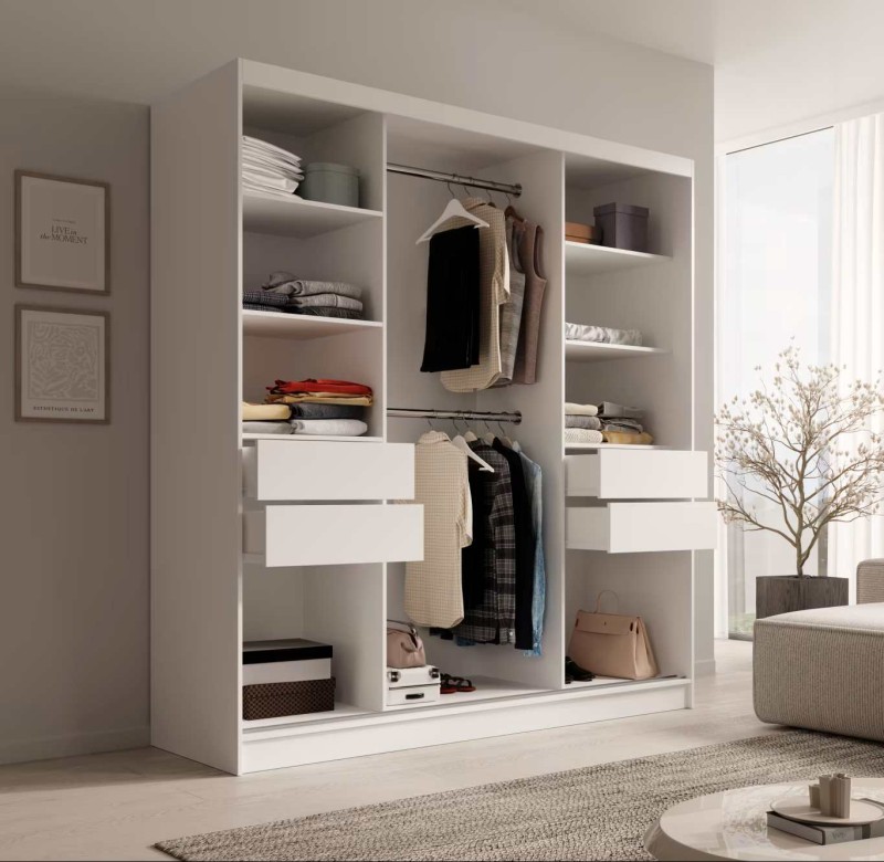 Wnętrze nowoczesnej białej szafy ze srebrnymi elementami przesuwnej Keri 200 cm z półkami i drążkiem w sypialni