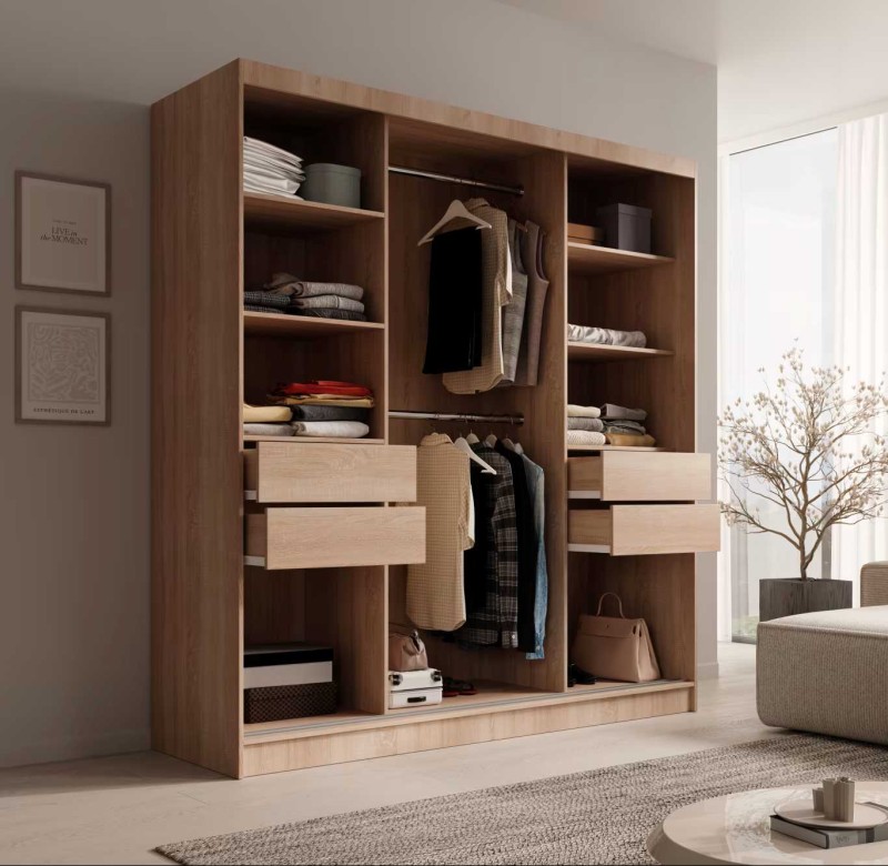 Wnętrze nowoczesnej szafy dąb sonoma z czarnymi elementami przesuwnej Keri 200 cm z półkami i drążkiem w sypialni