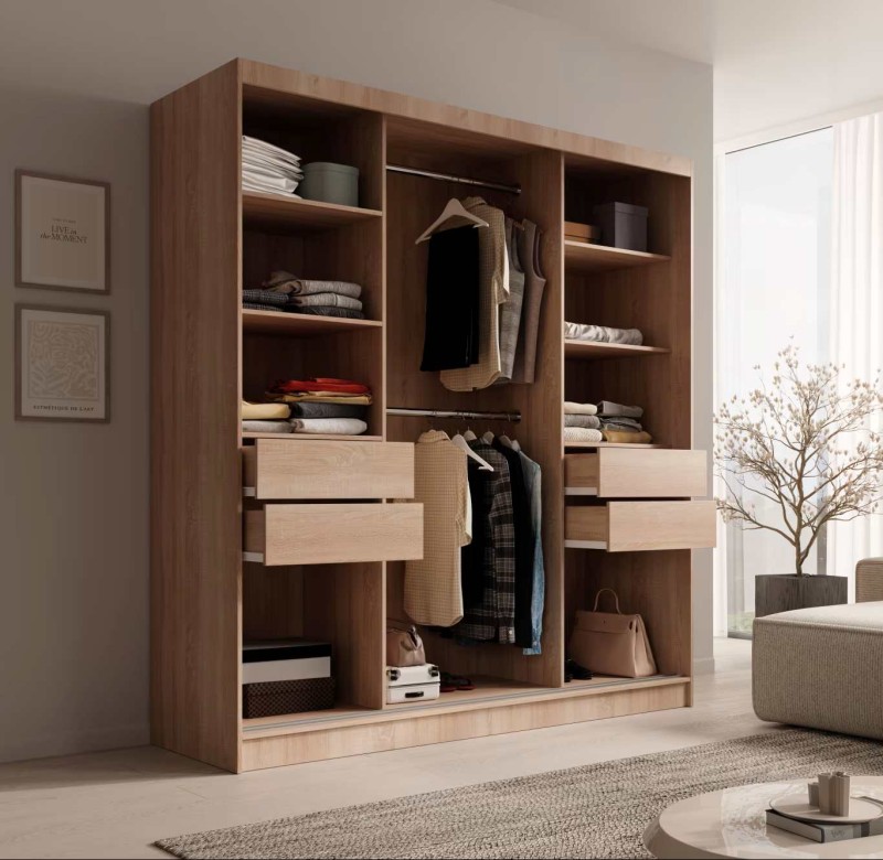 Wnętrze nowoczesnej szafy dąb sonoma ze srebrnymi elementami przesuwnej Keri 200 cm z półkami i drążkiem w sypialni