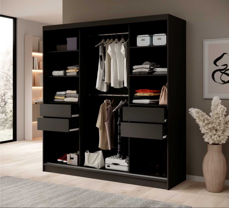 Wnętrze nowoczesnej czarnej szafy przesuwnej IDA 200 cm z półkami i drążkiem w pokoju