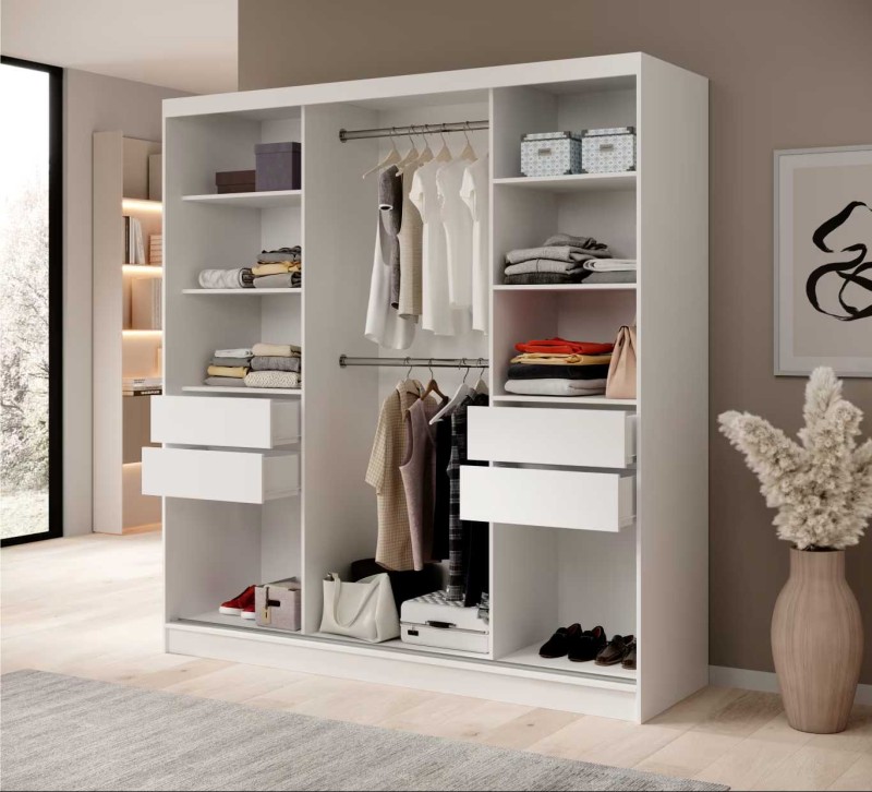 Wnętrze nowoczesnej biało-czarnej szafy przesuwnej IDA 200 cm z półkami i drążkiem w pokoju