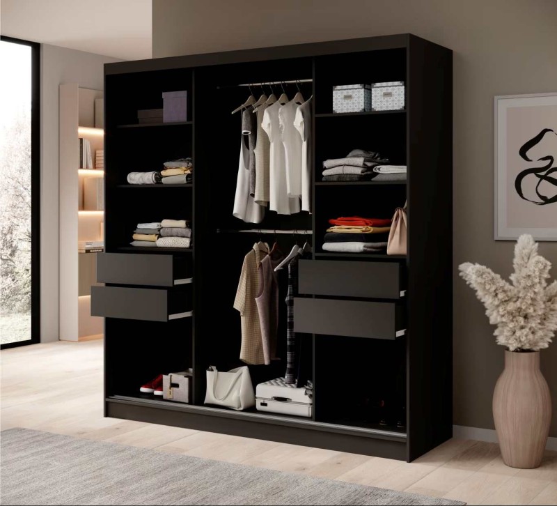 Wnętrze nowoczesnej czarno-białej szafy przesuwnej IDA 200 cm z półkami i drążkiem w pokoju