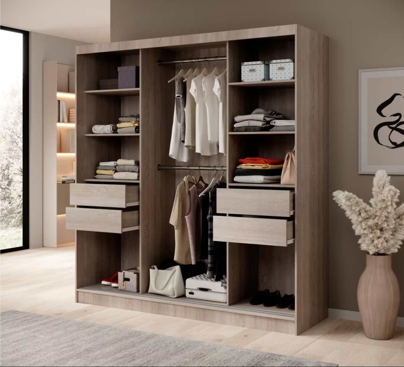 Wnętrze nowoczesnej dąb sonoma szafy z dodatkami bieli przesuwnej IDA 200 cm z półkami i drążkiem w pokoju