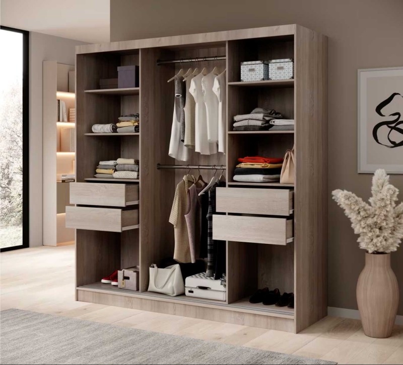 Wnętrze nowoczesnej dąb sonoma szafy z dodatkami czerni przesuwnej IDA 200 cm z półkami i drążkiem w pokoju