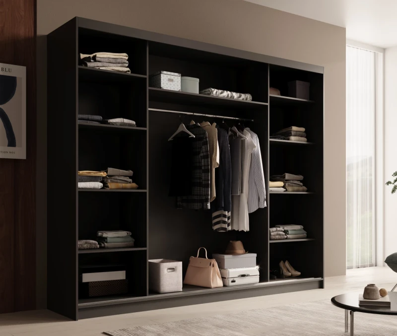 Wnętrze nowoczesnej czarnej szafy przesuwnej ETNA 250 cm z półkami i drążkiem w pokoju