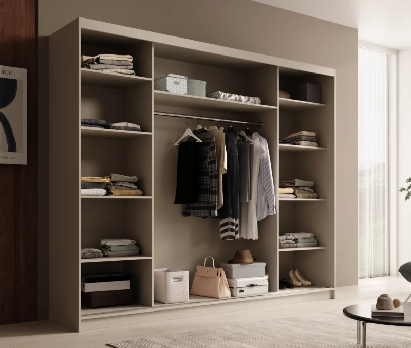 Wnętrze nowoczesnej czarnej szafy przesuwnej ETNA 250 cm z półkami i drążkiem w pokoju