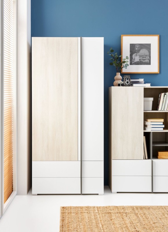 Dwudrzwiowa szafa ubraniowa Remo w kolorze jasnego dębu i bieli, zestawiona z niskim regałem w minimalistycznym wnętrzu