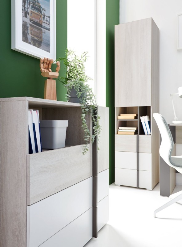 Detal komody Remo z widocznymi pionowymi uchwytami i dekoracyjnym wykończeniem w kolorze dębu