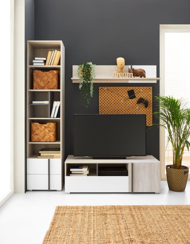 Wysoki regał młodzieżowy Remo z otwartymi półkami i szufladami obok szafki pod telewizor