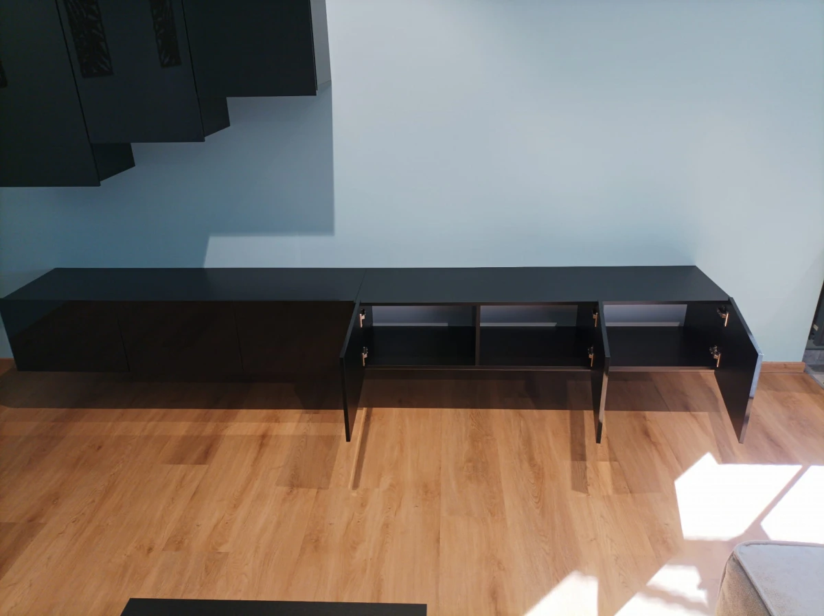 Szafka RTV 300 cm Prestiż Środek Otwieranie Czarna Połysk Do Salonu Pokoju Pod TV Uniwersalna Stojąca Wisząca.jpg