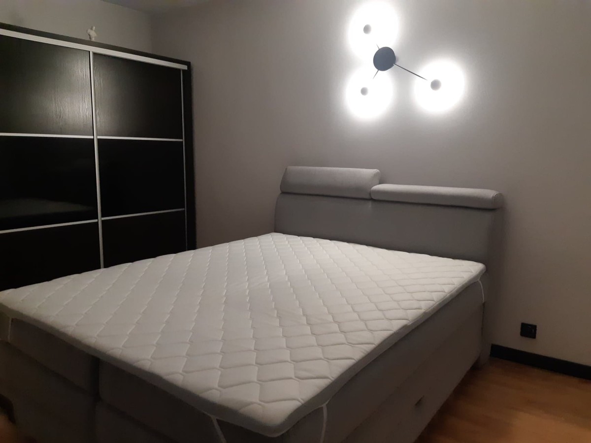 Łóżko KANO 160 X 200 Do Sypialni Tkanina AUSTIN 18 Materac Bonel Pocket Nakładka Top Wysoka Metalowa Czarna Noga Styl LOFT Regulowany Zaglówek(3).jpg