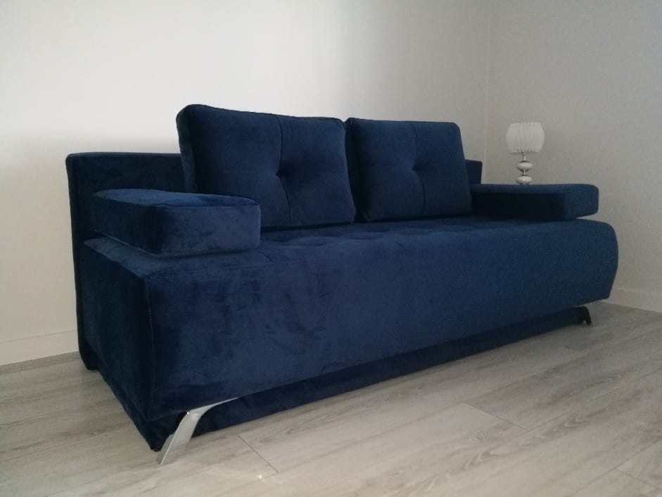 Sofa OSLO Monolith 77  Z Funkcją Spania i Pojemnikiem Na Pościel Luźne Poduszki Do Salonu Pokoju Nowoczesna Styl Niebieska Granatowa Bez Boczków Mała Młodzieżowa Sprężyna Bonell na Całej Powierzchni Spania Automat typu DL-ka Dwuosobowa Poduszki