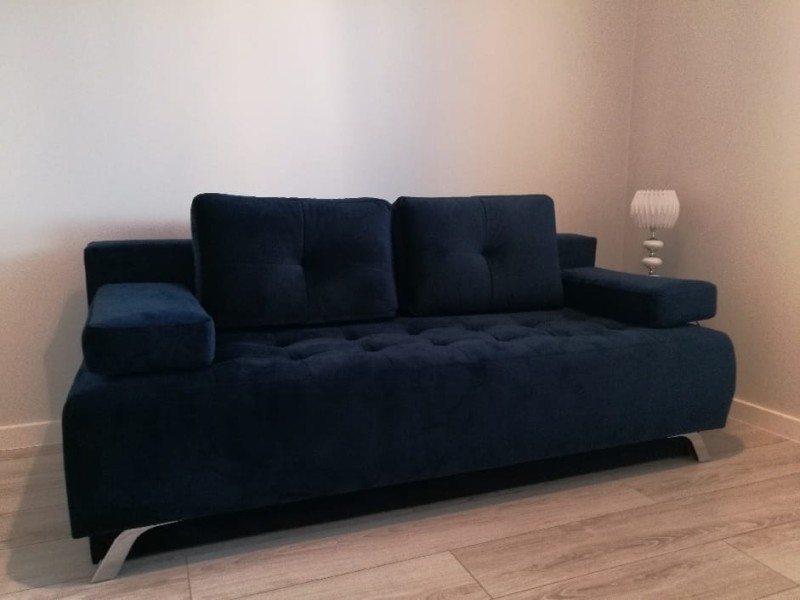 Sofa OSLO Monolith 77  Z Funkcją Spania i Pojemnikiem Na Pościel Luźne Poduszki Do Salonu Pokoju Nowoczesna Styl Niebieska Granatowa Bez Boczków Mała Młodzieżowa Sprężyna Bonell na Całej Powierzchni Spania Automat typu DL-ka Dwuosobowa Poduszki