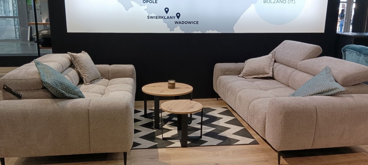 Sofa Plaza Elektryczna Regulkacja Głębokości siedziska regulowane zagłówki Styl LOFT Wysokie Czarne Nóżki .jpg