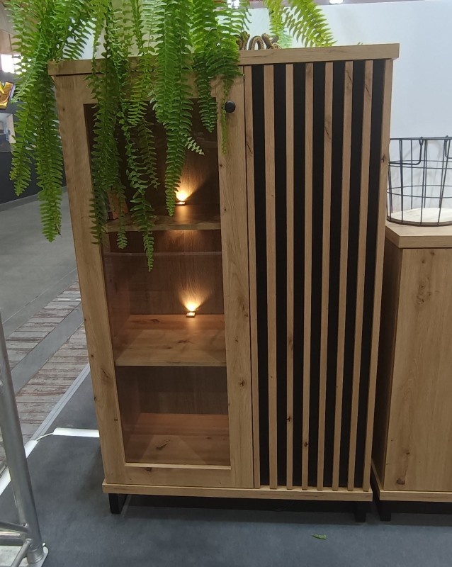 Witryna KALI Dwudrzwiowa Szuflady LED Szerokość 86 cm Lamele Dąb Artisan Czarna C3 Metalowe Czarne Nogi Styl LOFT a.jpg