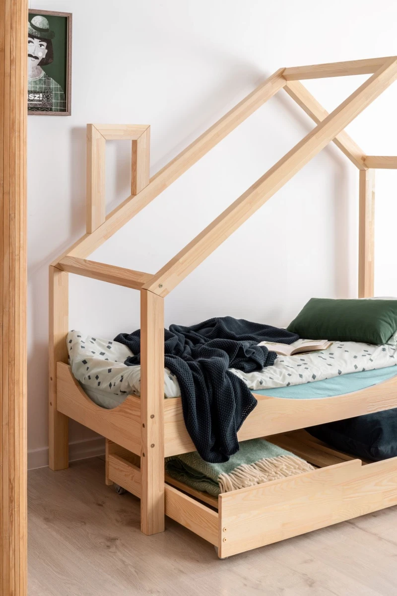Łóżko Domek LENA E Jednoosobowe Komin Drewno Sosnowe Nowoczesne 1 osobowe Szuflada detale Bokiem.jpg
