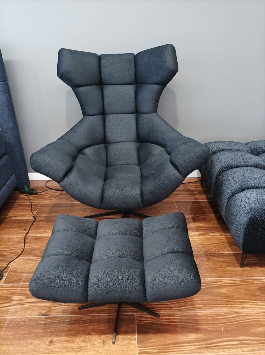 Fotel SENSI Tkanina SOLAR 99 Obrotowy 360 Do Salonu Pokoju Relaksacyjny Podnóżek CZarny Kornelo Meble.jpg