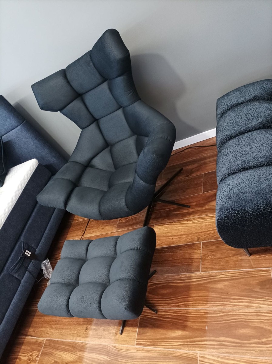 Fotel SENSI Tkanina SOLAR 99 Obrotowy 360 Do Salonu Pokoju Relaksacyjny Podnóżek Nowoczesny Kornelo Meble.jpg