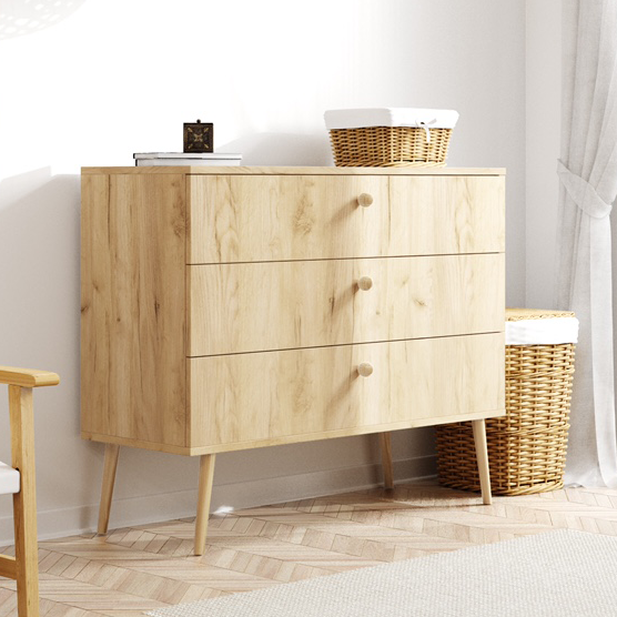 Komoda BALI Z 3 Szufladami Do Salonu Pokoju W Stylu Skandynawskim BOHO Szerokość 100 cm Dąb Craft Złoty Kraft Wysokie Drewniane Nóżki Oryginalne Uchwyty Jutowe Nowoczesna.png