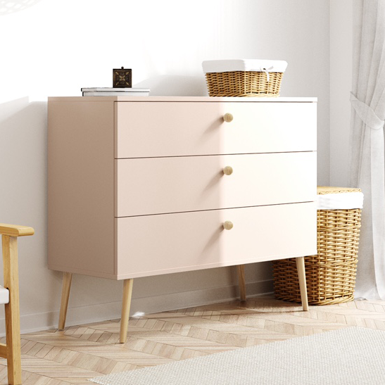 Komoda BALI Z 3 Szufladami Do Salonu Pokoju W Stylu Skandynawskim BOHO Szerokość 100 cm Macchiato Wysokie Drewniane Nóżki Oryginalne Uchwyty Jutowe Nowoczesna.png