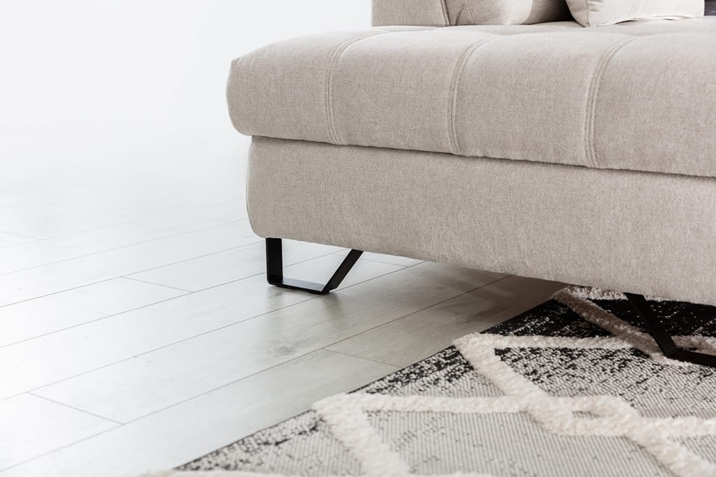 Zdjęcie Prezentujące Czarne Metalowe Nóżki w Narożniku GIOVANI MINI