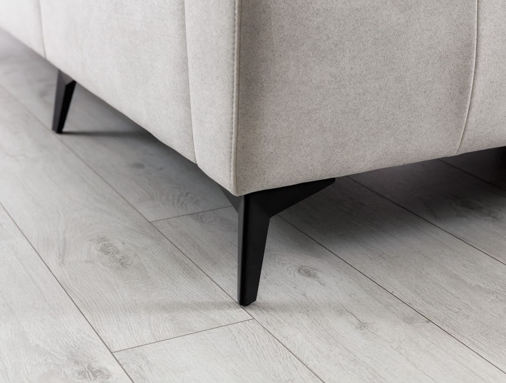 Zdjęcie Prezentujące Czarne Nóżki w Narożniku PESCARA z Regulowanymi Zagłówkami