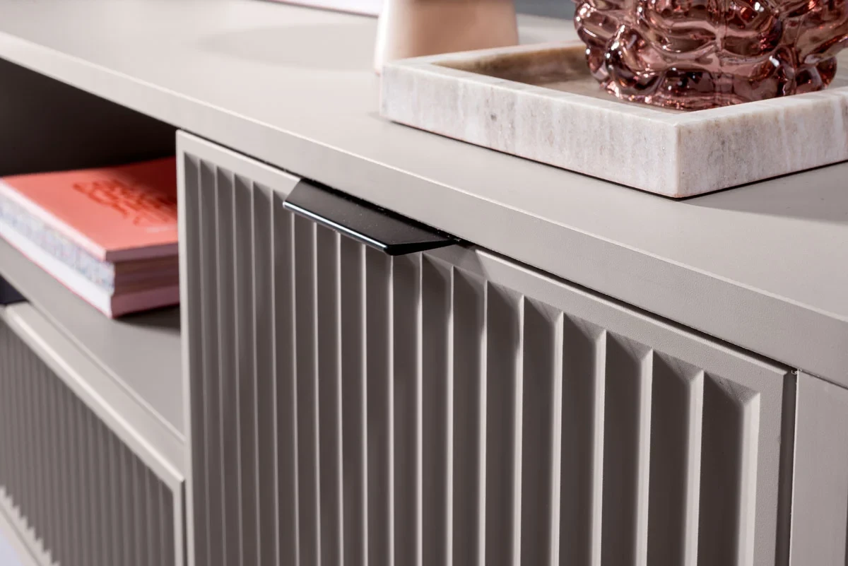 Szafka RTV STYLE 3 Szerokość 135 cm Kolor Kaszmir Ryflowany Front Detale Czarny Uchwyt Metalowy.webp