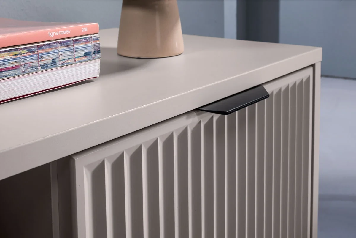 Szafka RTV STYLE 3 Szerokość 135 cm Kolor Kaszmir Ryflowany Front Detale Czarny Uchwyt.webp