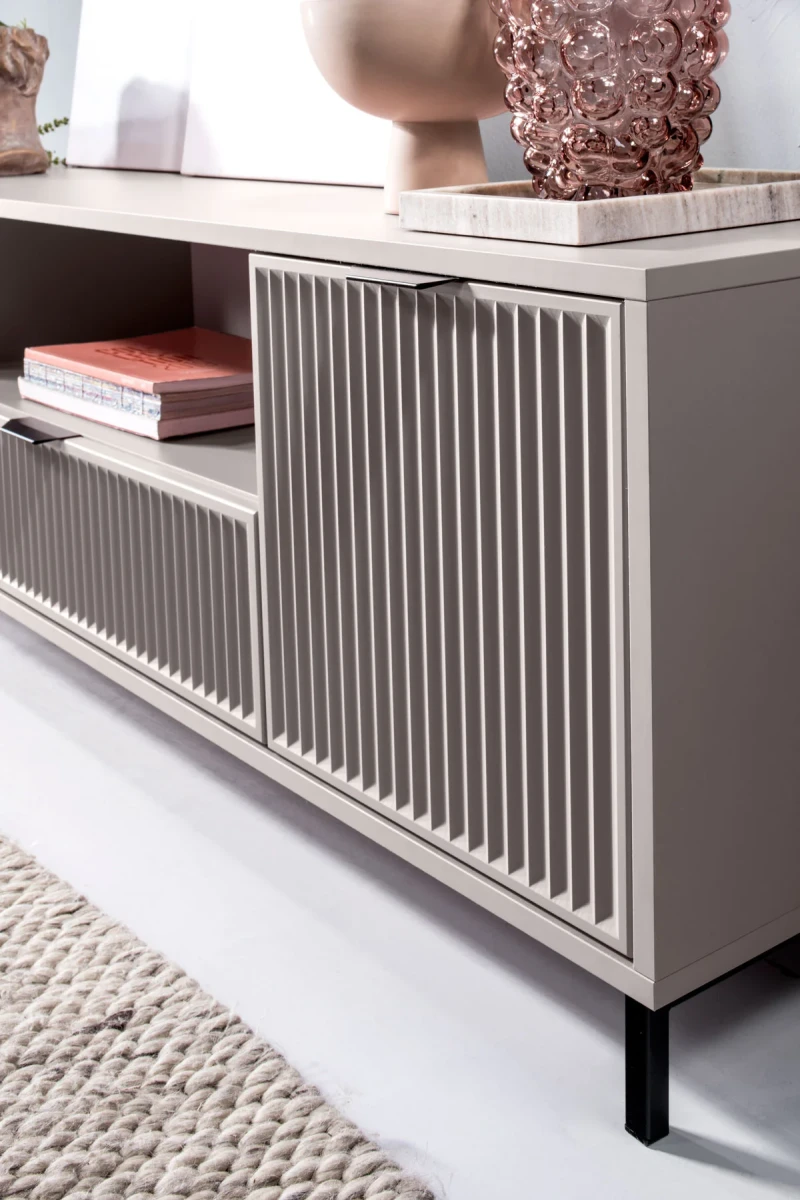 Szafka RTV STYLE 3 Szerokość 135 cm Kolor Kaszmir Ryflowany Front Detale Metalowa Czarna Noga.webp