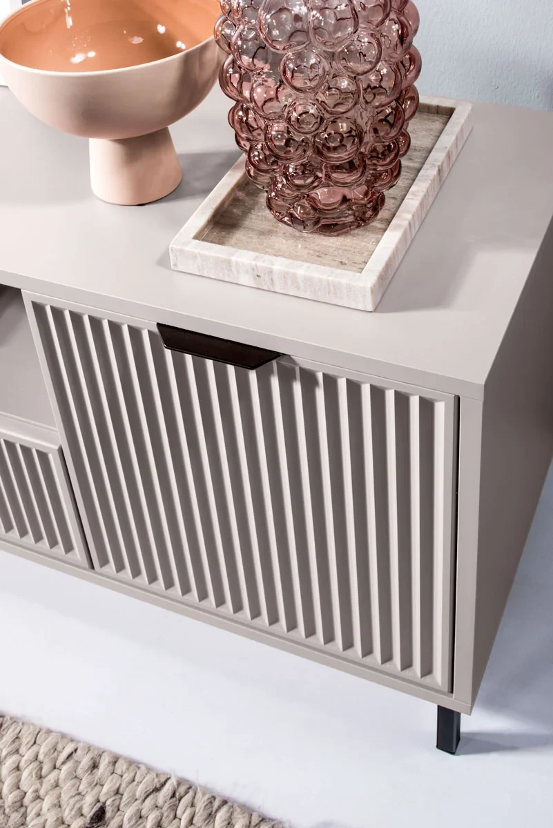 Szafka RTV STYLE 3 Szerokość 135 cm Kolor Kaszmir Ryflowany Front Detale.webp