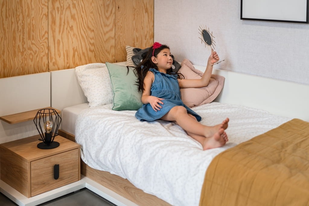 Łóżko z materacem SIMI powierzchnia spania 90 cm biały/hikora naturalna lewe MS9LBH Nowoczesna Do Sypialni Przestronna Pojemna Półki Książki