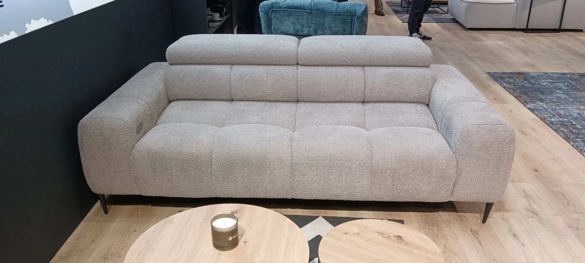 Sofa Plaza 3- Osobowa Elektryczna Regulkacja Głębokości siedziska regulowane zagłówki Styl LOFT Wysokie Czarne Nóżki .jpg