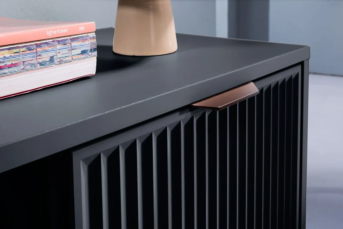 Komoda STYLE Granatowa Detale Uchwyty Front Ryflowany.webp