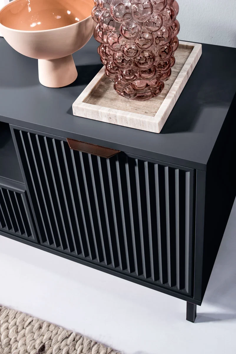 Szafka RTV STYLE 3 Szerokość 135 cm Kolor Granatowa Ryflowany Front Detale.webp