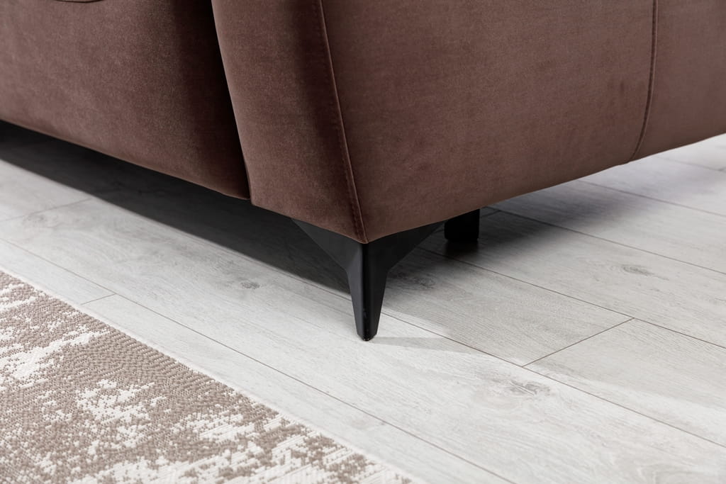 Zdjęcie Prezentujące Czarne Nózki w Narożniku 2 POTENZA 270 cm z Podłokietnikami