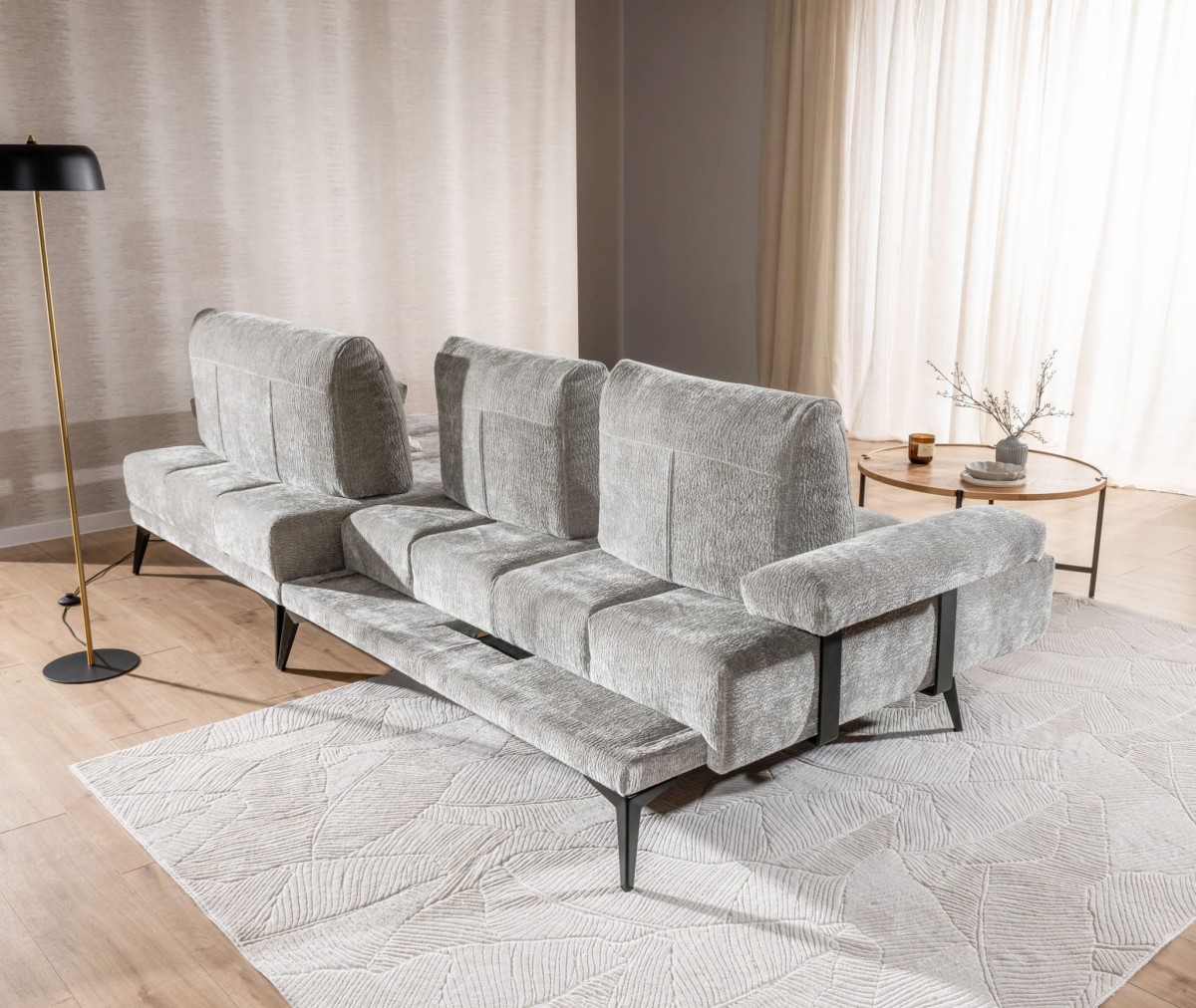 Zdjęcie Prezentujące Przesuwną Regulację Oparcia oraz Elektryczną Funkcję Relaks w Narożniku VINCENZO