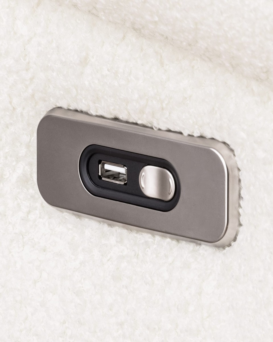 Zdjęcie Prezentujące Elektryczną Funkcję oraz Ładowarkę USB w Narożniku GRAPPA SW 2FWBL+OBP