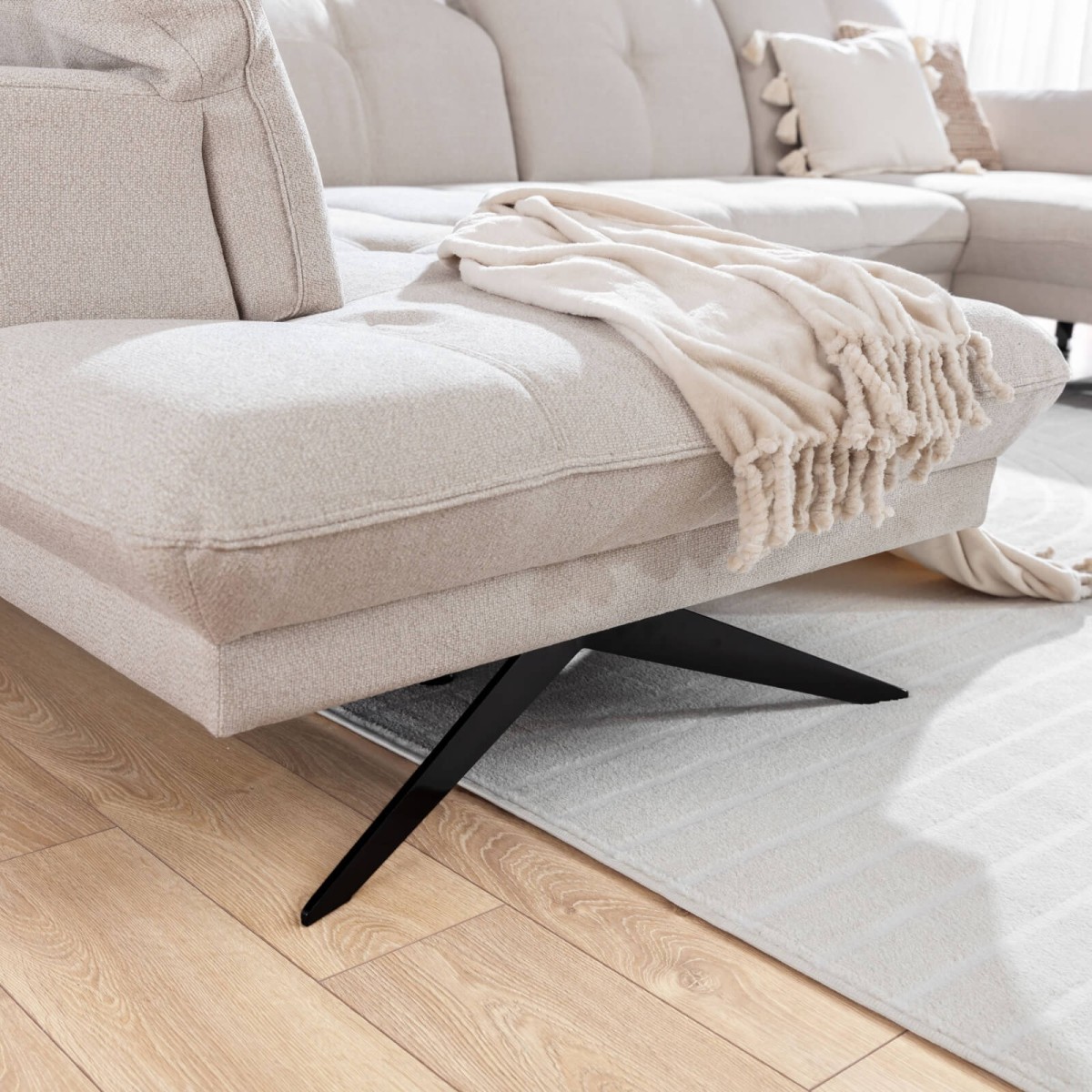 Zdjęcie Prezentujące Czarne Nóżki B Narożnika MARBELLA XL OBL+2,5+OP MINI Widok z Bliska