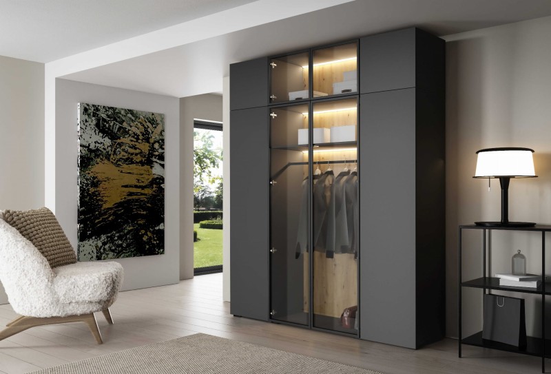 szafa 2m nadstawka front gładki antracyt szklo czarna ramka aranżacja.jpg