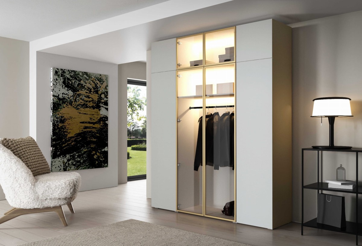 szafa 2m nadstawka front gładki kaszmir szklo złota ramka aranżacja.jpg