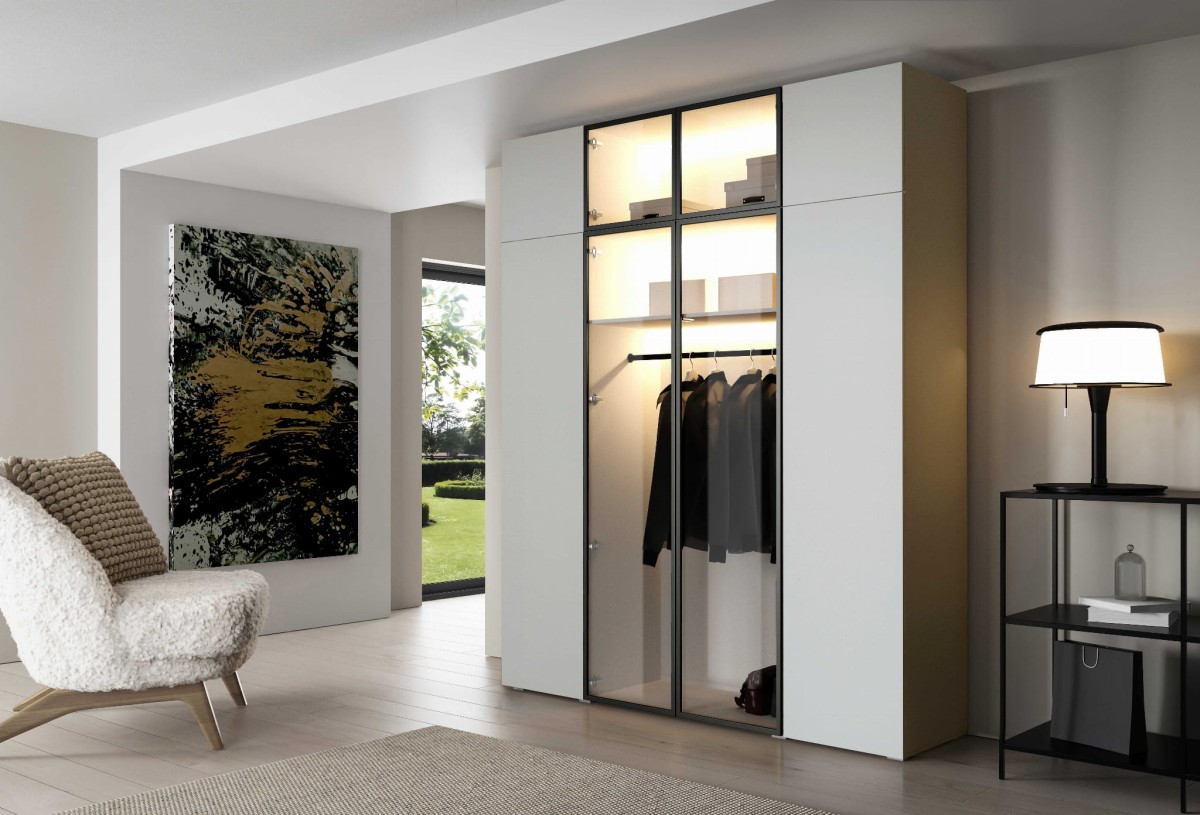 szafa 2m nadstawka front gładki kaszmir szklo czarna ramka aranżacja.jpg