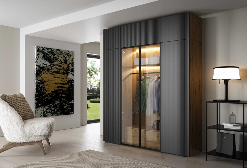 szafa 2m z nadstawka front pionowy frez szklo czarna ramka aranżacja.jpg